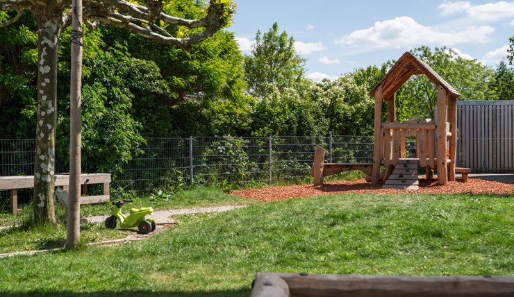 Zonnekinderen Kdv Het Klokhuis Duiven Buitenspeelruimte Grasveld Speelhuisje